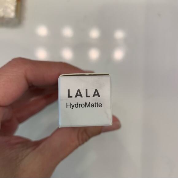 LALA Hydromatte Lip Stain dark nude - Picture 5 of 9